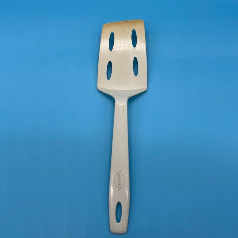 Mirro Vintage White Plastic Slotted Spatula Turner 11 1/4 Inch Kitchen Utensil